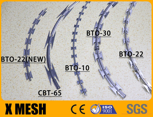 Concertina Razor Barbed Wire Dengan Wire 2.5mm Dan Ketebalan Bilah 0.5mm Untuk Lapangan Keamanan