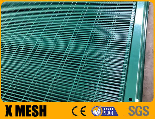 Green Powder Coated Anti Climb Mesh Pagar Keamanan Tinggi 358 Anti Cut Penjara Mesh Untuk Industri