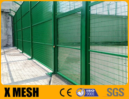 Green Powder Coated Penjara Pagar Dengan Top Y Arm Dan Concertina Wire Untuk High Security Fields